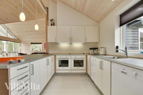 Køkkenet er velindrettet med alt, hvad der behøves til feriens madlavning