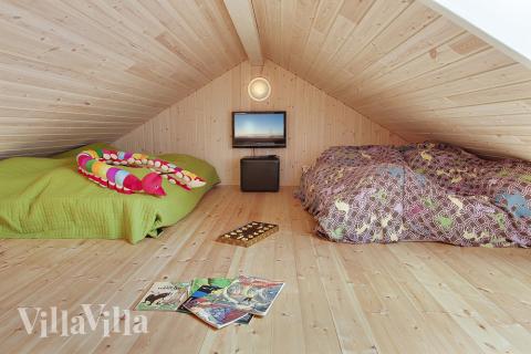 Til børnene er indrettet legehems med fladskærm m/dvd og sækkestole