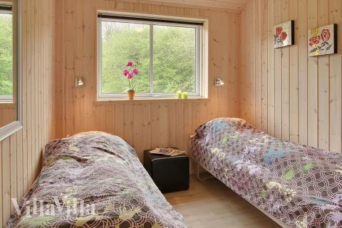 Soveværelserne er alle lyst indrettede med dobbelt- eller enkeltsenge og indbygningsskabe