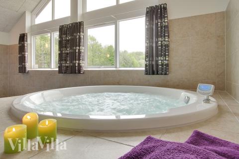 Huset indbyder til hygge, wellness og leg hele året rundt. I kan nyde en tur i den elegante spa efterfulgt af afslapning i saunaen