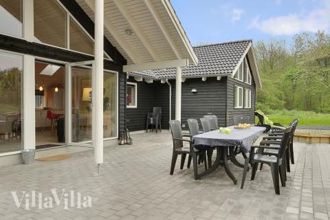 Terrassen er stor og delvist overdækket og dermed de perfekte rammer til den danske sommer