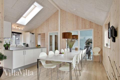 Der er plads til både hyggelig madlavning, spisning og hygge i det store centrale opholdsrum