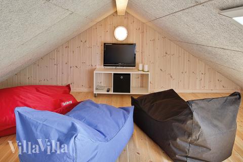 Til børn og unge er der indrettet et fristed på hemsen, hvor der er lækre fatboys og fladskærms-tv med DVD