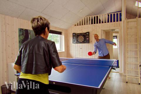 Underholdningen er sikret i dette luksushus - der er et fuldudstyret aktivitetsrum med bla. billard/bordtennis, fodboldspil og dart