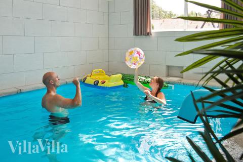 Sommerhuset er fyldt med aktiviteter - her finder man bl.a. en dejlig pool-afdeling med 18 m2 swimmingpool med vandrutsjebane og indbygget svømmetræner