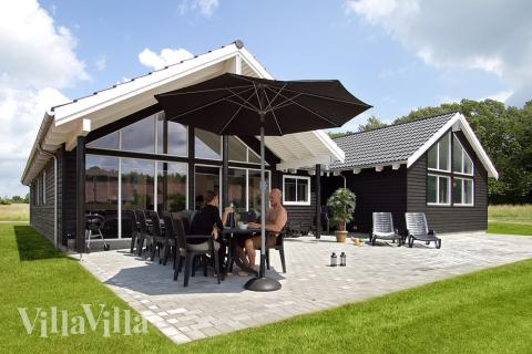 Den danske sommer kan nydes på den store terasse, og til de yngste er der lavet sandkasse og gynger