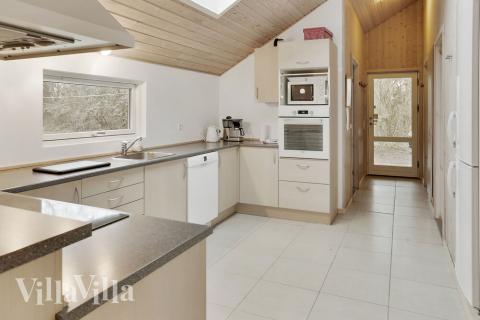 Køkkenet er indrettet i åben forbindelse med stuen, så der kan hygges og snakkes over madlavningen