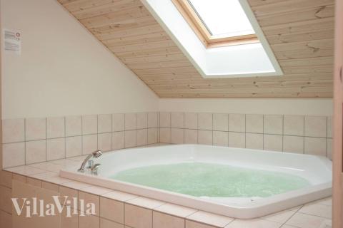 Ovenlysvinduet over 2 personers spaen sørger for perfekt lysindfald til afslapningen