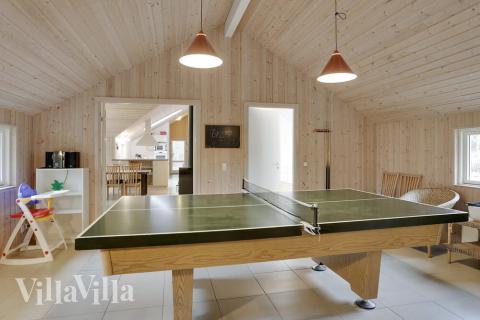 Stuen er rummelig og lys med loft til kip og udgang til terrassen