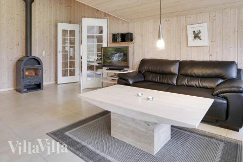 Brændeovnen i det centrale opholdsrum kan give lidt ekstra varme og hygge på en kølig aften