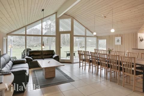 De arkitektoniske detaljer i huset er fuldendte og de store vinduespartier lader lyset komme til sin ret