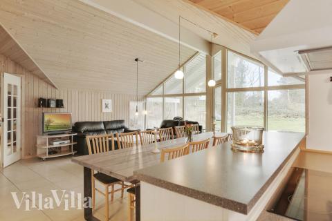 I kan sagtens side 12 personer sammen i sommerhusets opholdsrum, når I besøger luksushus 159 i Lolland/Falster/Møn.