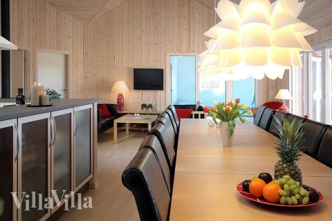 I det centrale rum i huset er køkkenet opført i forbindelse med sofagruppen og spisebordet, så der kan hygges og snakkes over madlavningen