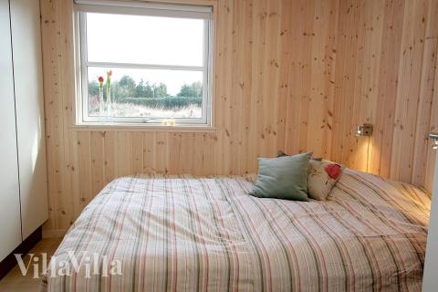 Soveværelserne er lyse og smagsfuldt indrettede