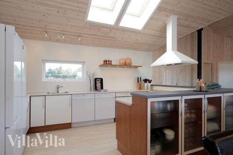 Det veludstyrede køkken indeholder bl.a. 2 ovne, opvaskemaskine samt stor kølekapacitet m.m