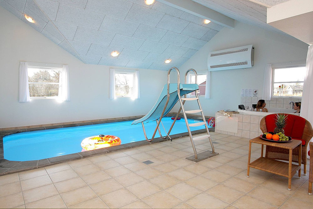 Både ung og gammel kan muntre sig i timevis i husets eget badeland, hvor der er pool med vandrutsjebane, spabad og sauna