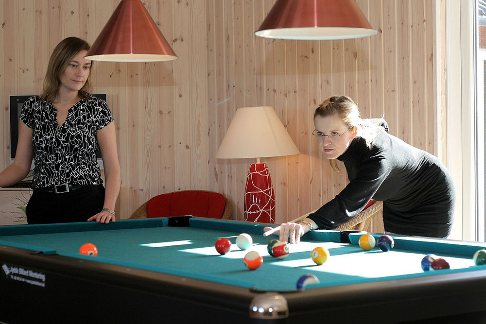 Der kan dystes om æren i både billard, bordtennis, fodboldspil og dart, så huset er en sikker feriesucces uanset vejr og årstid