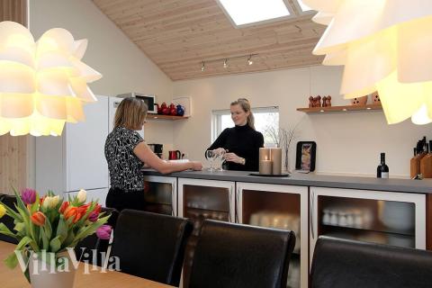 I det centrale rum i huset er køkkenet opført i forbindelse med sofagruppen og spisebordet, så der kan hygges og snakkes over madlavningen