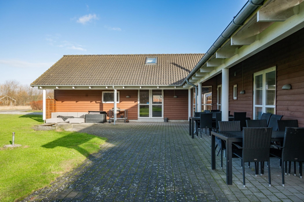 Dette skønne poolhus nr. 222 med plads til 18 personer ligger i Lolland/Falster/Møn