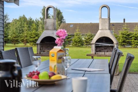 Luksushus nr. 208 har en dejlig terrasse med gode havemøbler til 24 personer.