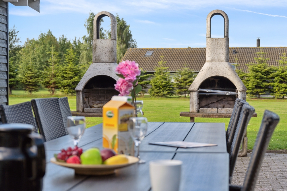 Luksushus nr. 208 har en dejlig terrasse med gode havemøbler til 24 personer.