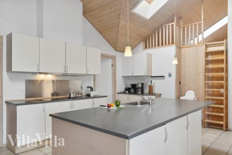 Køkkenet i luksushus nr. 208 er godt indrettet.