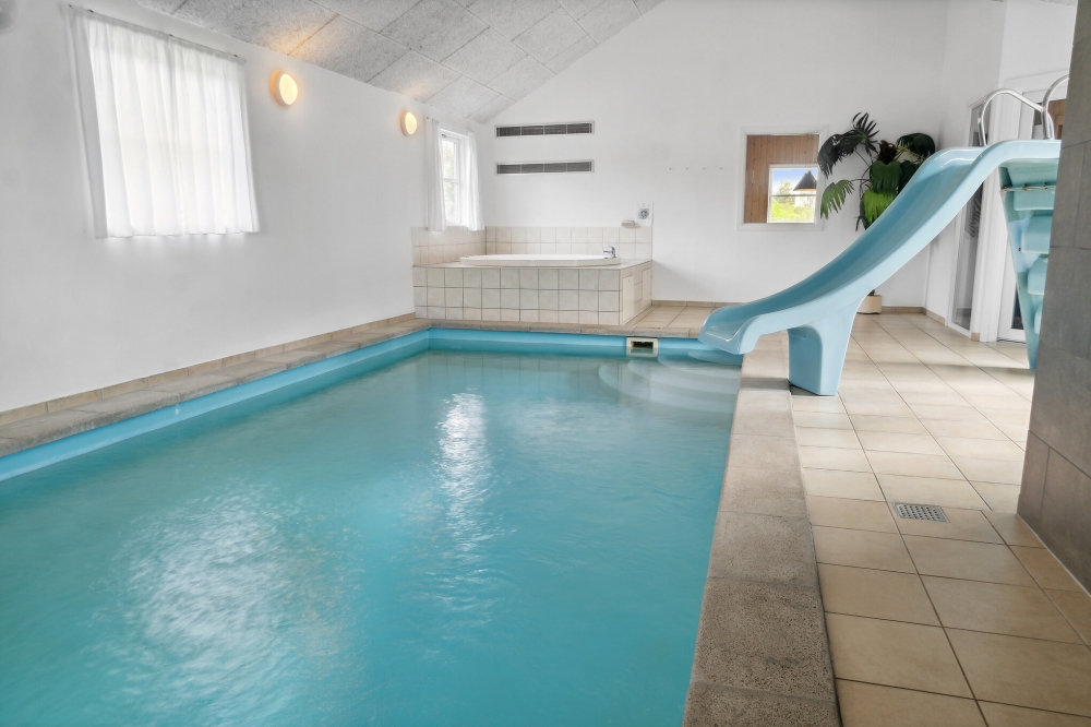 Sommerhus 208 er indrettet med en lækker poolafdeling med vandrutsjebane, dejlig stor indbygget spabad og sauna