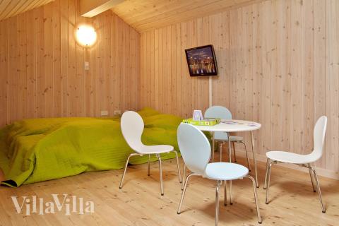 På den ene hems er indrettet børne-hjørne med børnemøbler, madrasser og fladskærms-tv