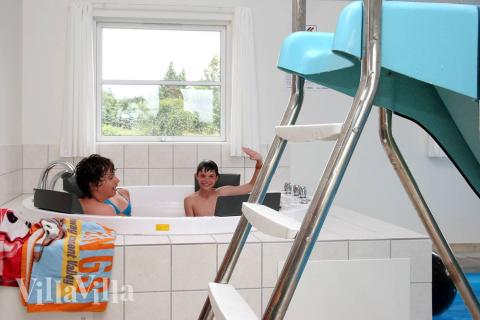 Der kan slappes af i det store indbyggede spabad eller i saunaen