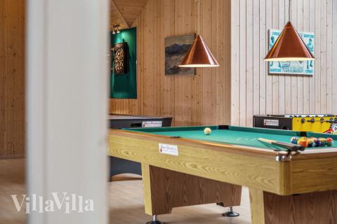 Aktivitetsrum i luksushus nr. 177 med 9 soveværelser og plads til 24 personer.