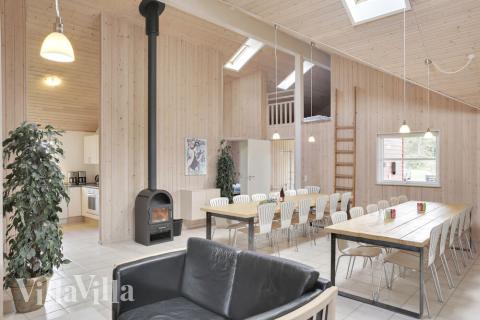 I kan sagtens side 24 personer sammen i sommerhusets opholdsrum, når I besøger luksushus 177 i Lolland/Falster/Møn.