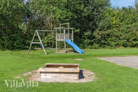 I det attraktive aktivitesrum i luksushus nr. 177 i Lolland/Falster/Møn  er der masser af udendørs aktiviteter, f.eks. legetårn og gynge