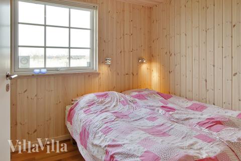 Soveværelserne er alle lyst indrettede med dobbelt- eller enkeltsenge og indbygningsskabe