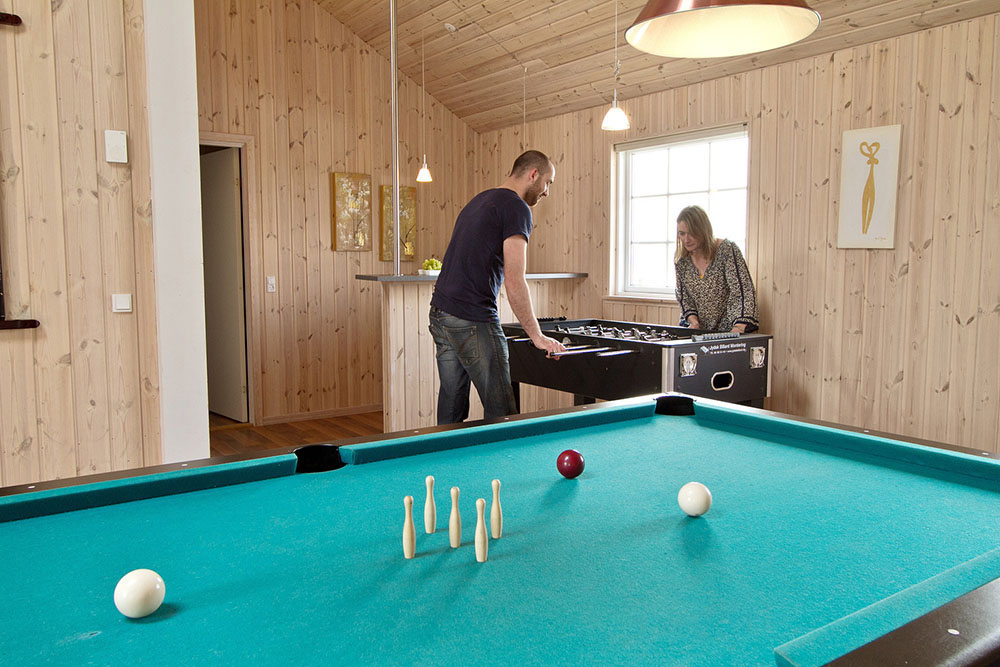 Der kan udfordres til en frisk duel i både billard, dart, bordtennis eller fodboldspil. På husets Playstation 2 kan der også spilles eller ses en god film