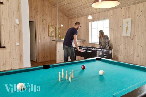 Der kan udfordres til en frisk duel i både billard, dart, bordtennis eller fodboldspil. På husets Playstation 2 kan der også spilles eller ses en god film