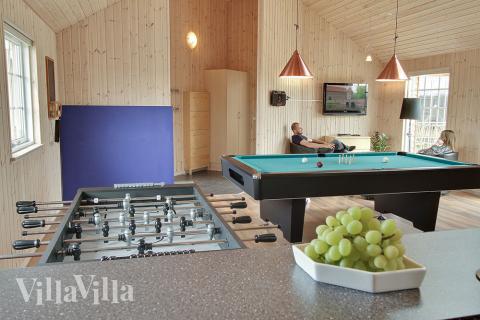 I husets aktivitetsrum er indrettet en hyggelig bar med køleskab, hvorfra der kan serveres forfriskninger til de dystende