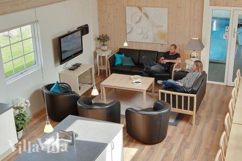 Huset er indrettet med 2 hyggelige sofagrupper