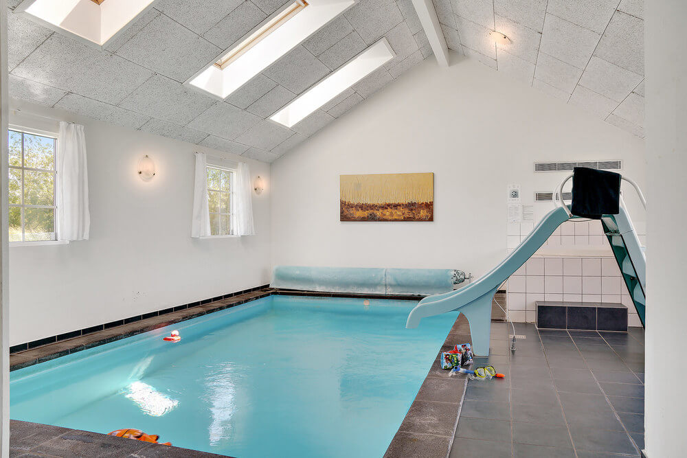 Sommerhus 253 er indrettet med en lækker poolafdeling med vandrutsjebane, dejlig stor indbygget spabad og sauna
