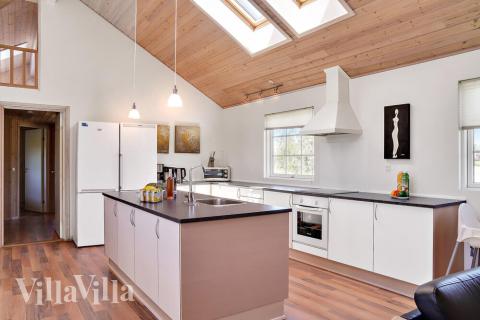 Køkkenet i luksushus nr. 253 er udstyrret, så I let kan lave mad til 20 personer.