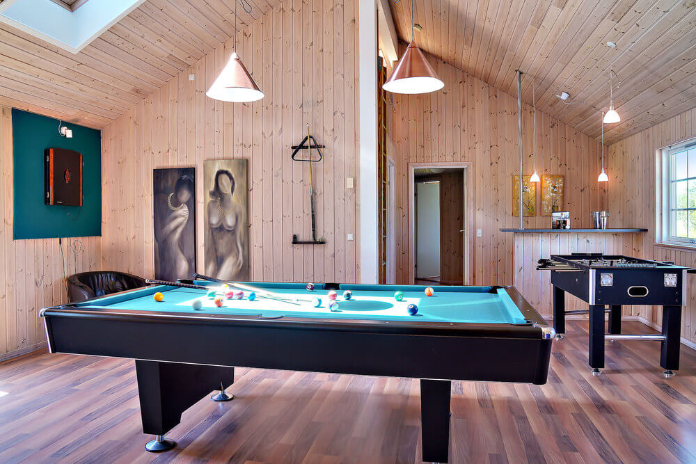Ud over de mange timer, man kan bruge i husets pool-afdeling, så byder luksushus 253 også på billard/bordtennis og dart