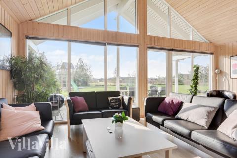 Det store lyse opholdrum i luksushus nr. 272 til 18.