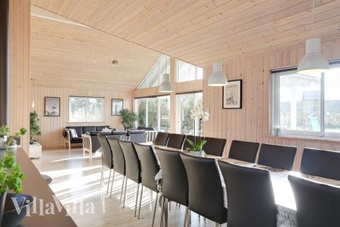 I kan sagtens side 18 personer sammen i sommerhusets opholdsrum, når I besøger luksushus 272 i Lolland/Falster/Møn.