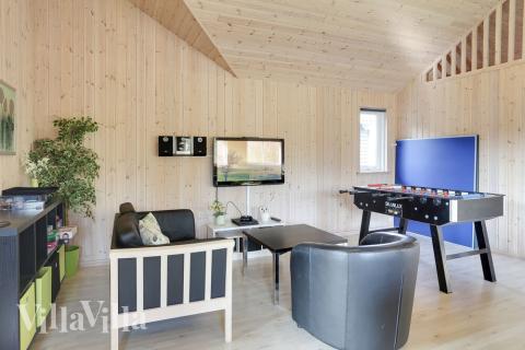 Luksushus 272 til 18 personer byder på et stort aktivitetsrum med bl.a. billard og dart