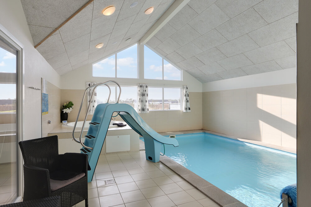 Sommerhus 272 er indrettet med en lækker poolafdeling med vandrutsjebane, dejlig stor indbygget spabad og sauna
