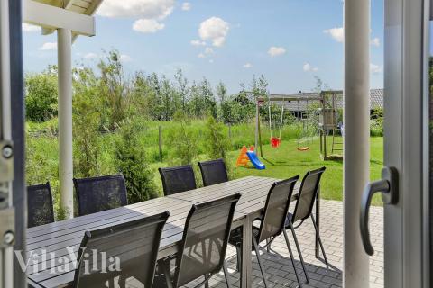 Luksushus nr. 272 har en dejlig terrasse med gode havemøbler til 18 personer.