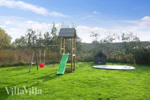 I det attraktive aktivitesrum i luksushus nr. 272 i Lolland/Falster/Møn  er der masser af udendørs aktiviteter, f.eks. legetårn og gynge