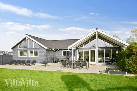 Flot sommerhus nr. 272 med god plads til op til 18 personer