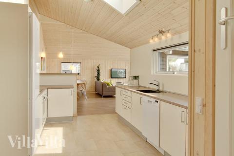 Køkkenet, som er i direkte forbindelse med stuen, er rummeligt og naturligvis udstyret med alle moderne bekvemmeligheder