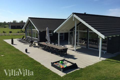 Luksushus nr. 305 har en dejlig terrasse med gode havemøbler til 14 personer.