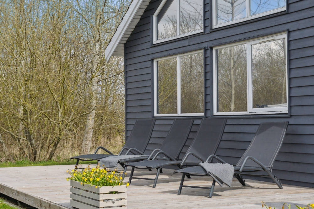 På terrassen i sommerhus nr. 282 er der plads til 19 personer.